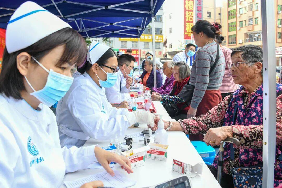 清溪“健康直通車”啟程 暖心服務送到家